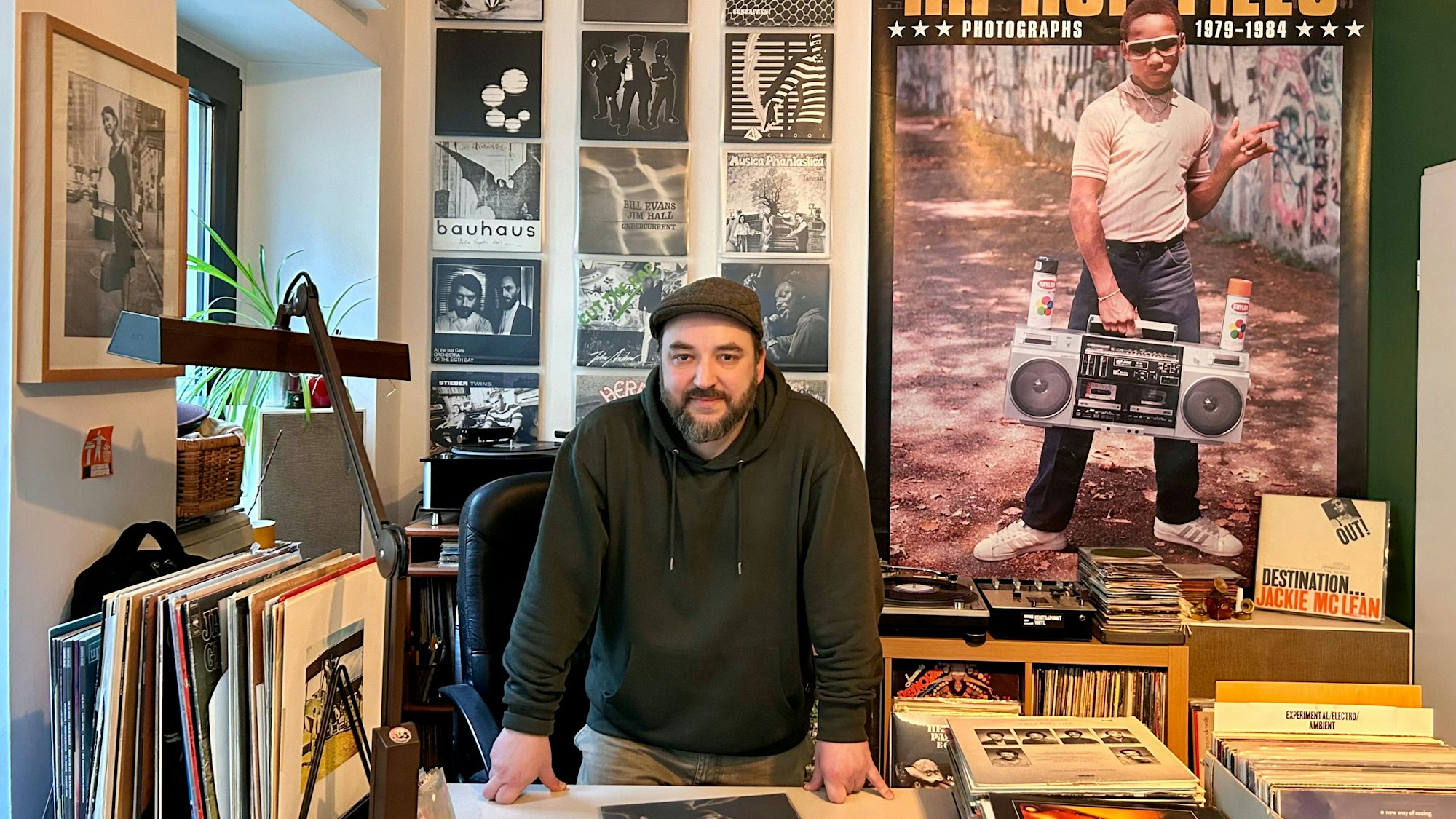 Ladenbesitzer Sebastian Koschmieder steht hinter seiner Ladentheke.