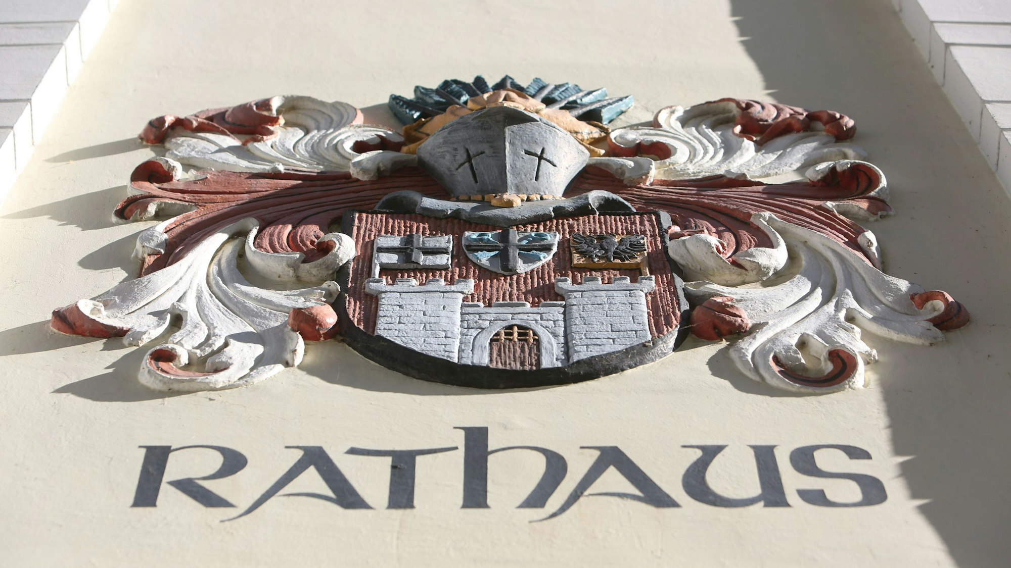 Der Schriftzug Rathaus steht unter dem Königswinterer Stadtwappen an der Fassade des Rathauses in der Altstadt.