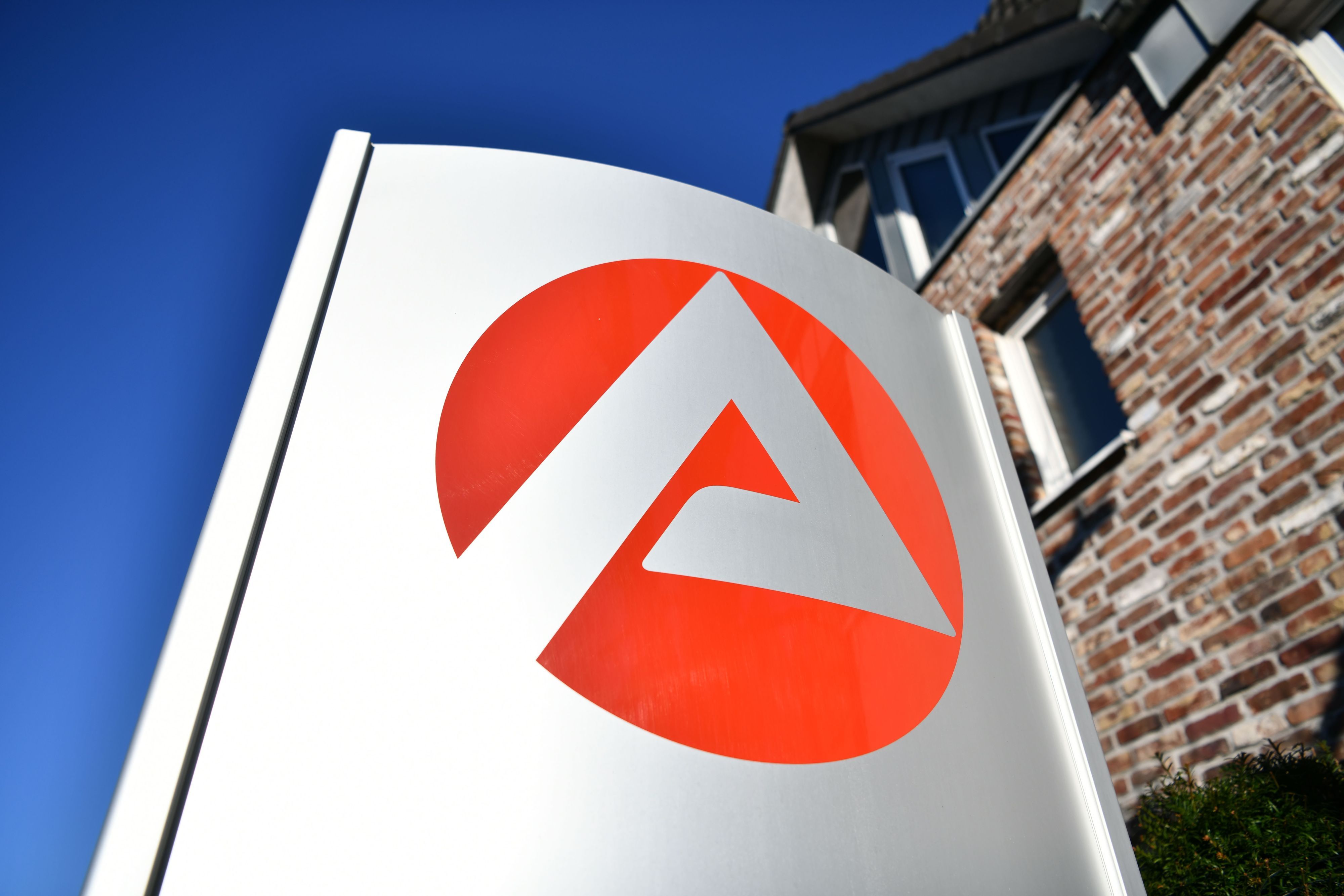 Ein Schild mit dem A-Logo des Arbeitsamts.