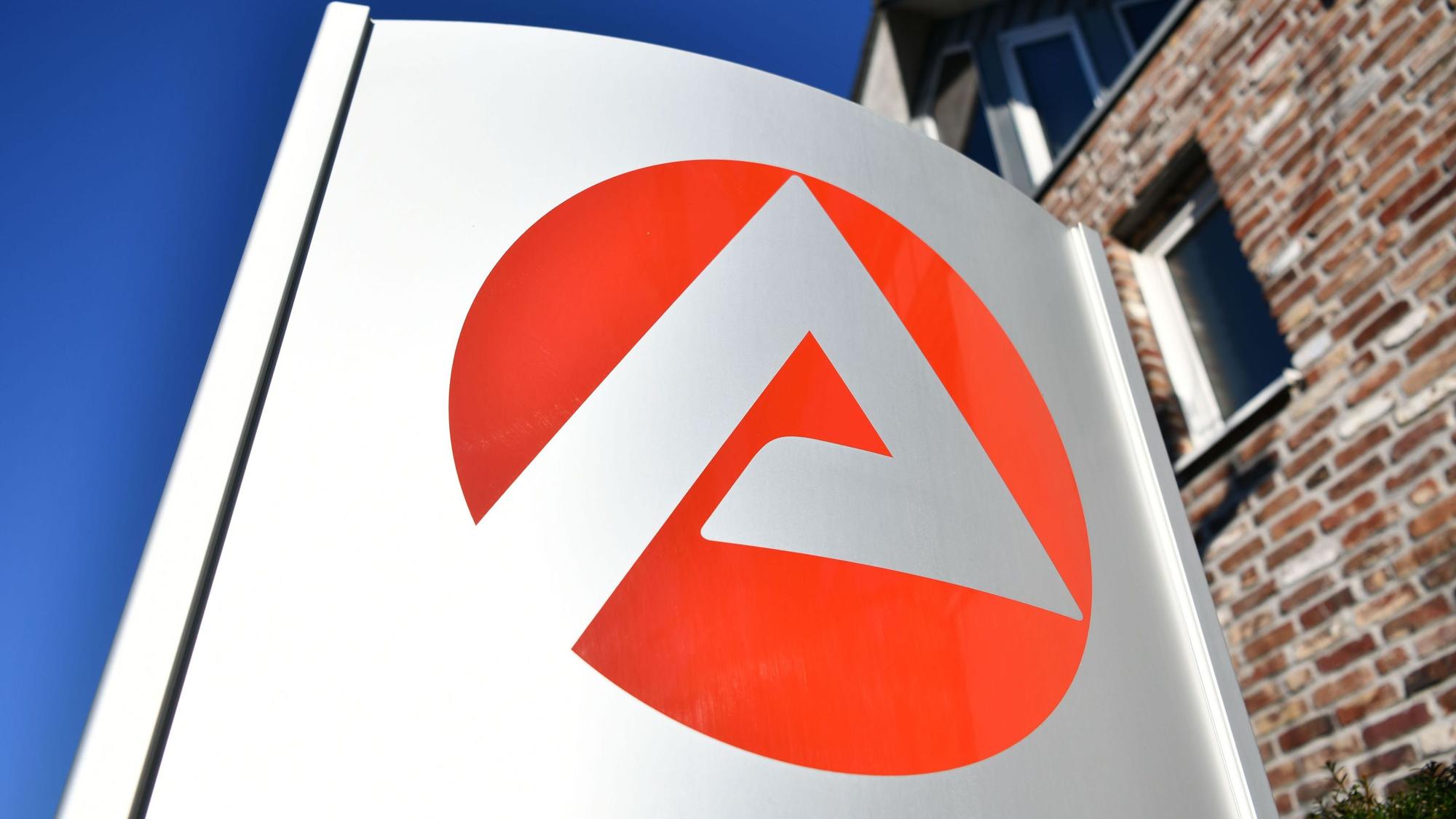 Ein Schild mit dem A-Logo des Arbeitsamts.