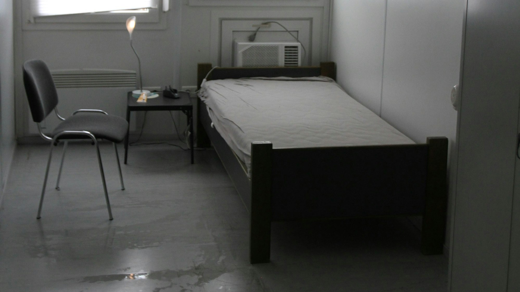 Der Aufenthaltsraum für den Rettungsdienst im Container.