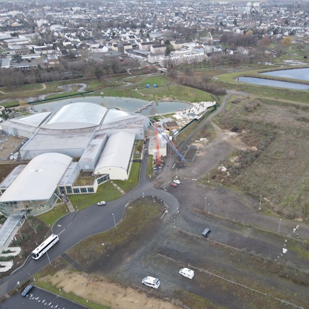 Das Luftbild zeigt die Euskirchener Therme und Freiflächen daneben.