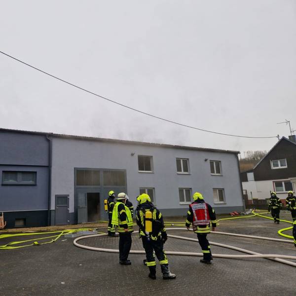 Feuer in einer Erdgeschosswohnung. Feuerwehrleute löschen den Brand.