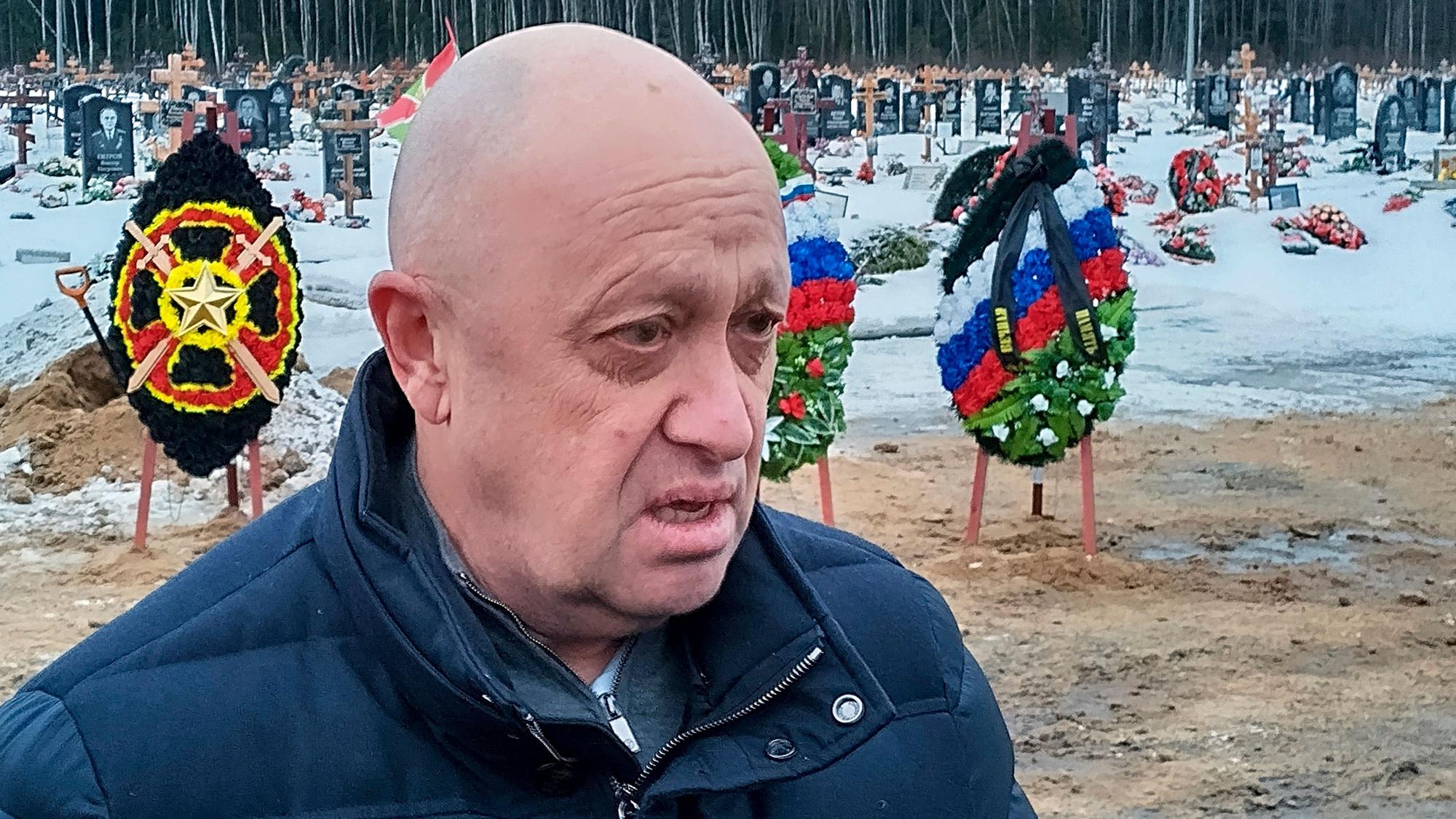 Der Leiter der Wagner-Gruppe, Jewgeni Prigoschin, nimmt an der Beerdigung eines Kämpfers der Wagner-Gruppe, der während eines Spezialeinsatzes in der Ukraine ums Leben kam, auf einem Friedhof außerhalb von St. Petersburg teil. (Archivbild)