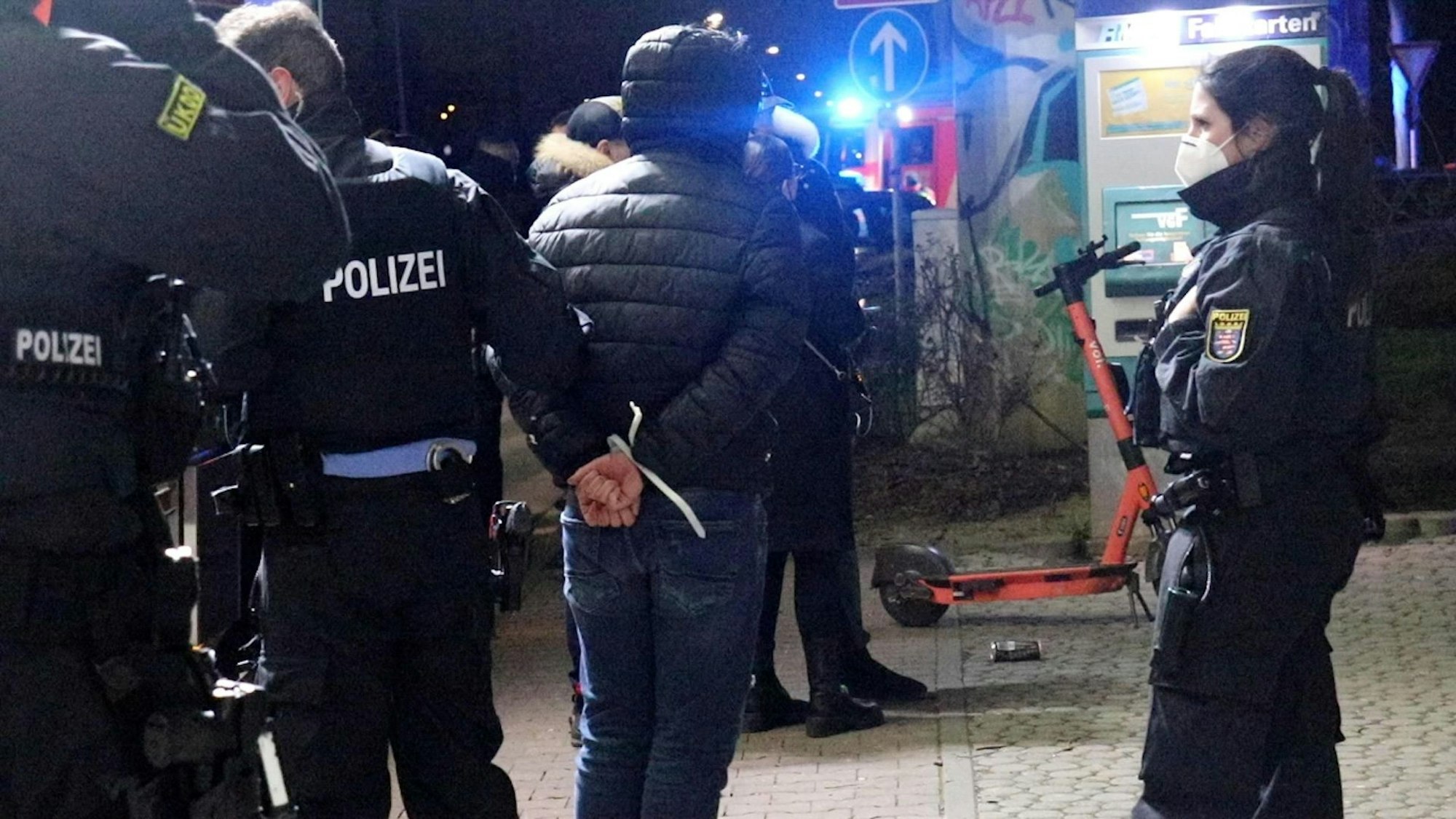 Polizisten halten einen Jugendlichen fest, nachdem sie eine Schlägerei beendet haben.