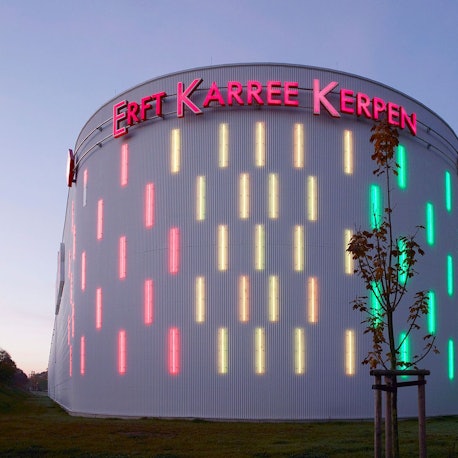 Das Erft Karree in Kerpen wird am Abend in bunten Farben angestrahlt.