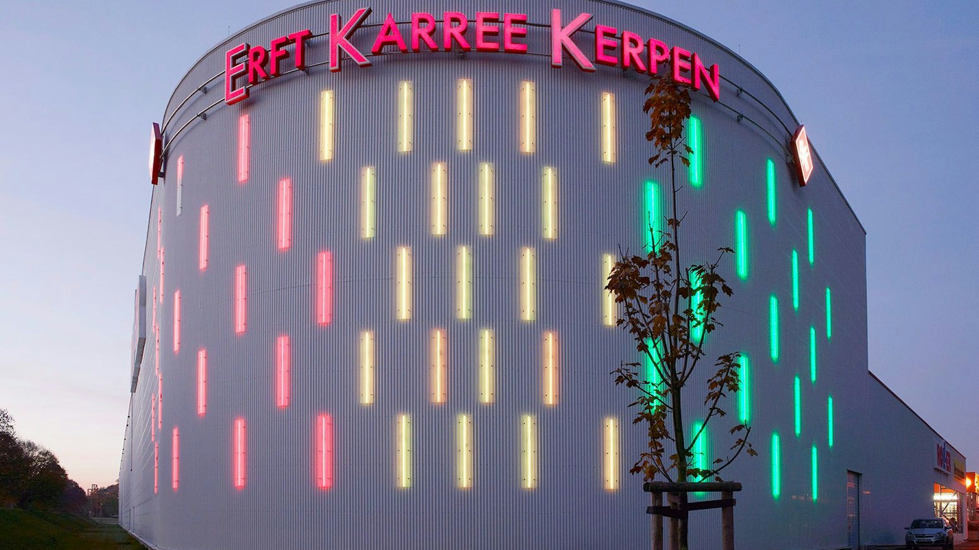 Das Erft Karree in Kerpen wird am Abend in bunten Farben angestrahlt.