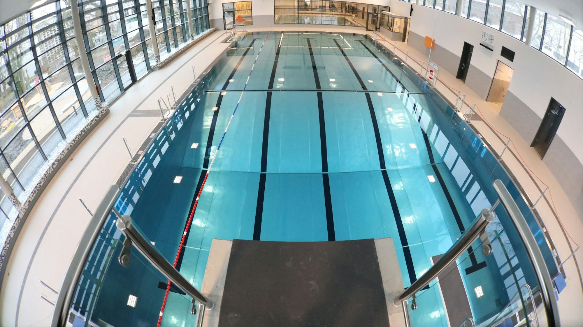 Ein Blick vom Sprungturm des Hallenbades in Königswinter.