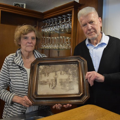 26.01.2023-Schwarzenberger Hof, Erika u. Willi Kleinjung m. altem Foto