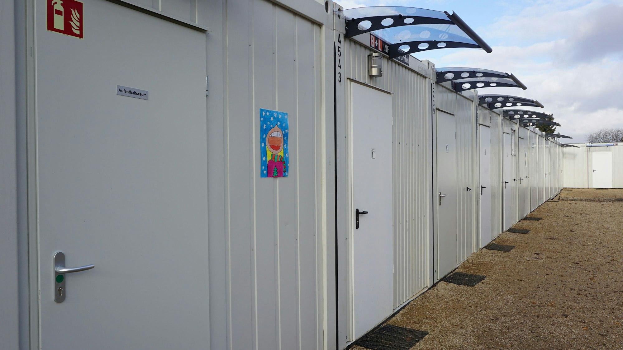 Auf einem Platz stehen zahlreiche Container, in denen ein Teil des Schulbetriebs stattfindet.