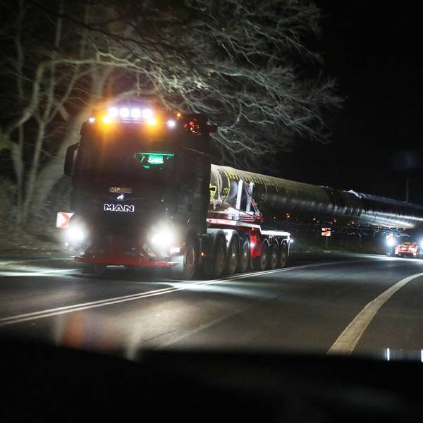 Ein Schwertransport-Lkw fährt auf der L 136 von Untereschbach nach Bensberg, weil er die parallel verlaufende Autobahn 4 aufgrund einer maroden A4-Brücke nicht nutzen darf.