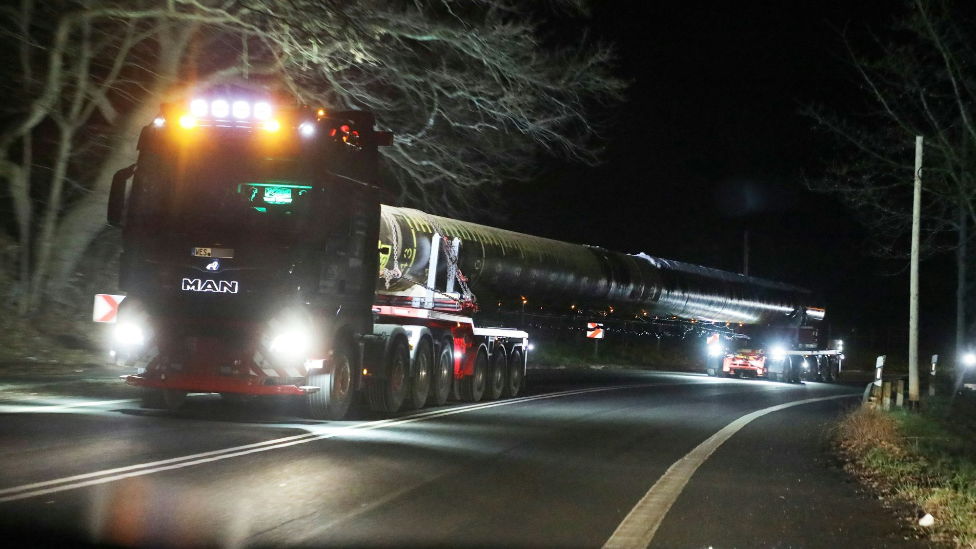 Ein Schwertransport fährt am Abend des 27. Januar 2023 auf der L136 (Overather Straße) bei Mitteleschbach über die L 136.
