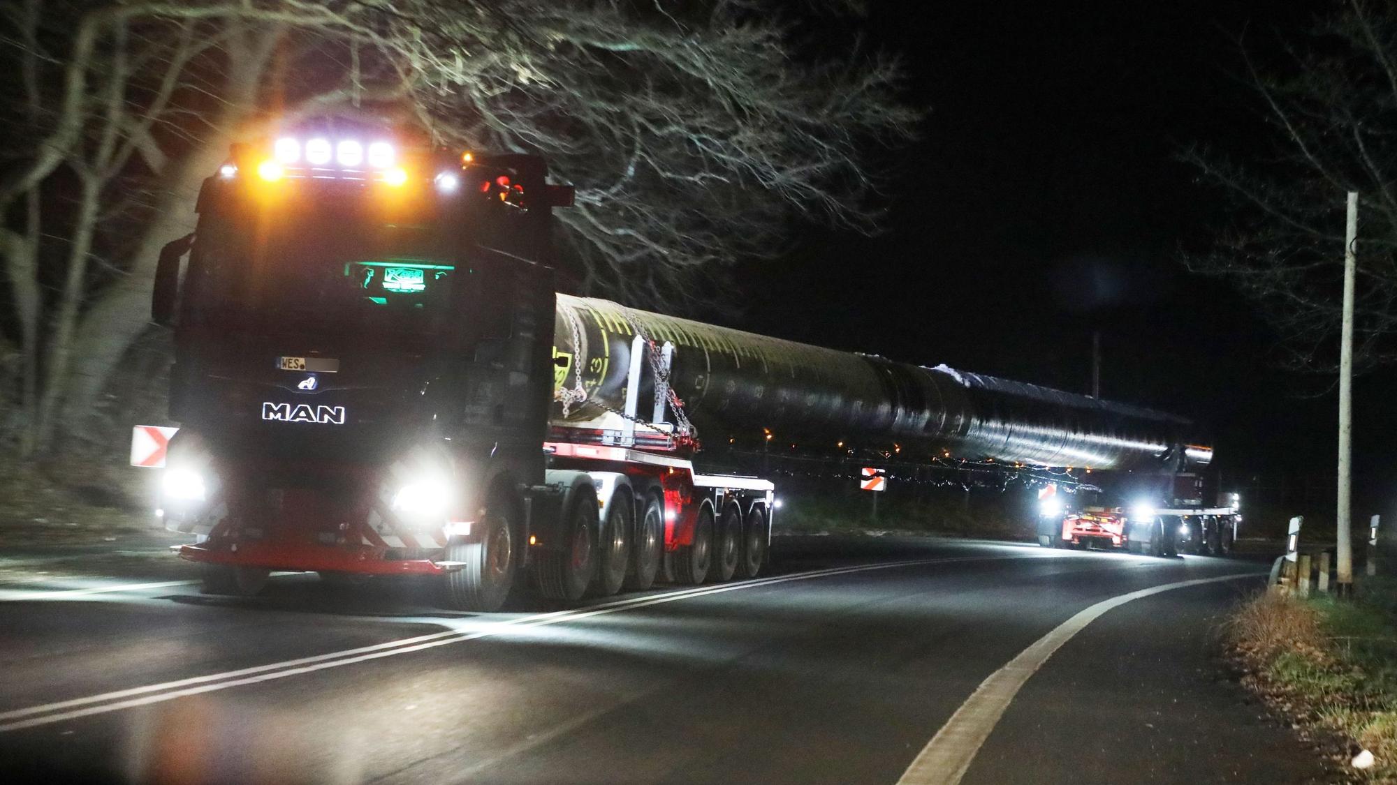 Ein Schwertransport-Lkw fährt auf der L 136 von Untereschbach nach Bensberg, weil er die parallel verlaufende Autobahn 4 aufgrund einer maroden A4-Brücke nicht nutzen darf.