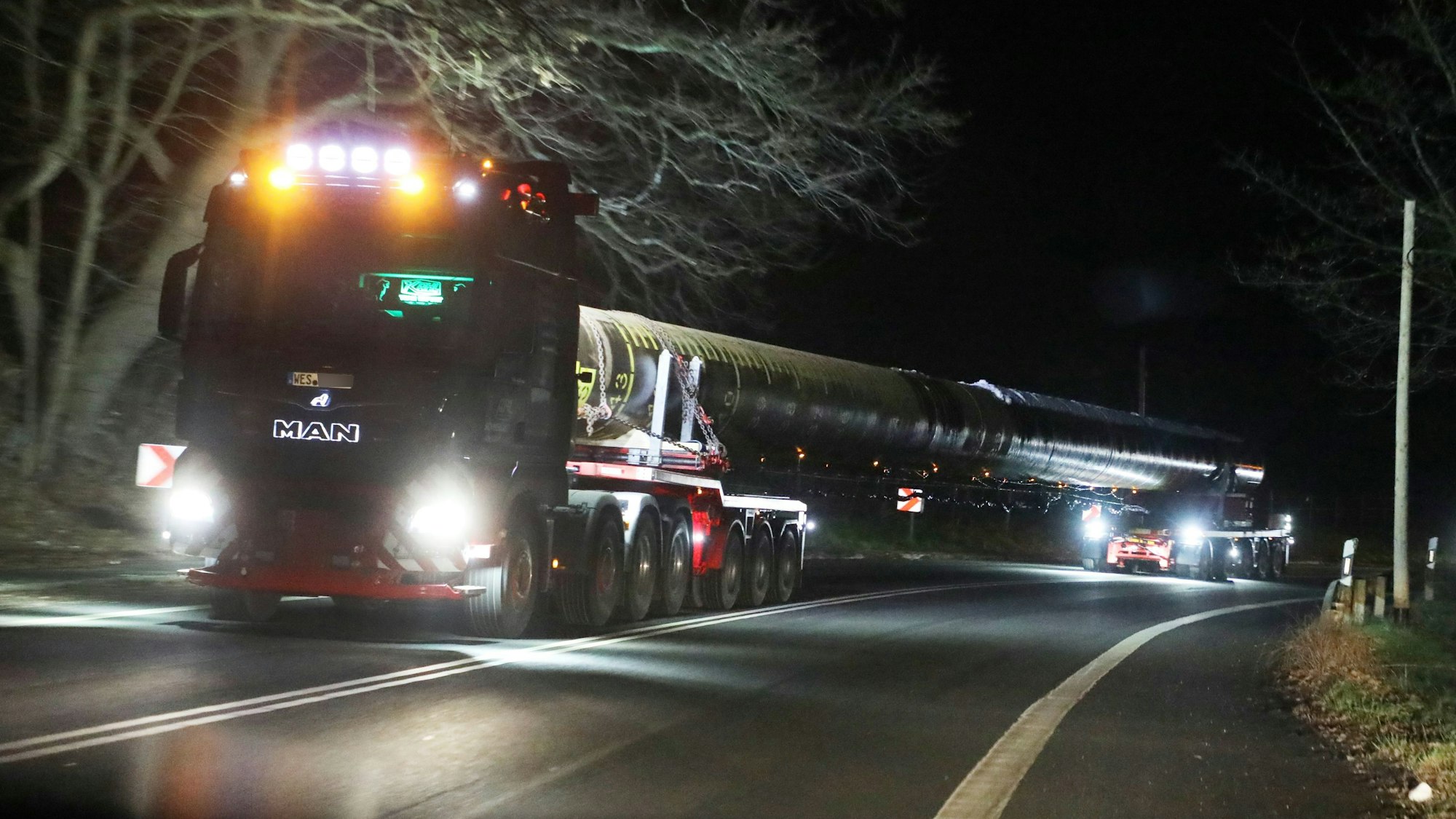 Ein Schwertransport-Lkw fährt auf der L 136 von Untereschbach nach Bensberg, weil er die parallel verlaufende Autobahn 4 aufgrund einer maroden A4-Brücke nicht nutzen darf.