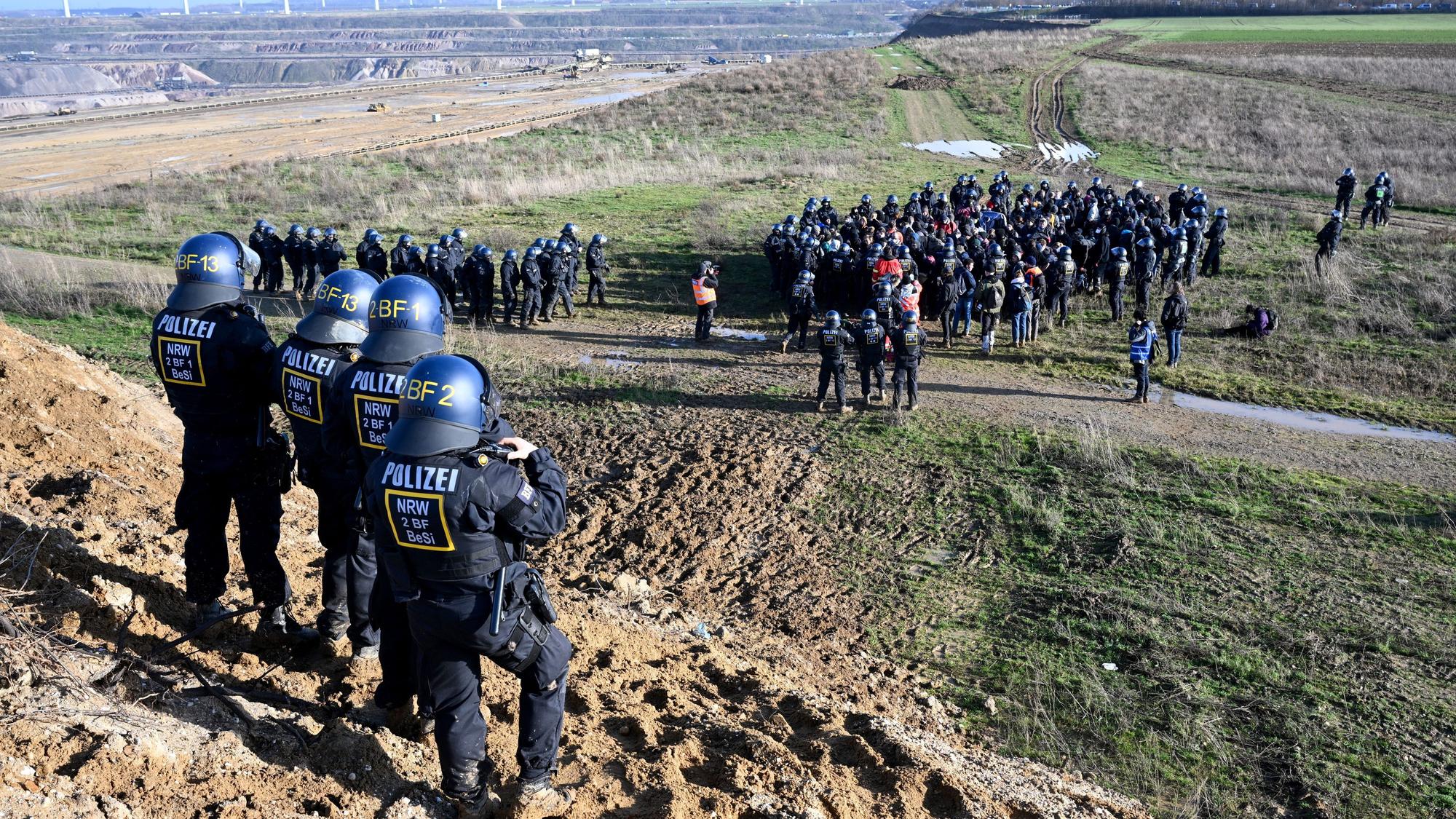 17.01.2023, Nordrhein-Westfalen, Erkelenz: Polizisten haben eine Gruppe Aktivisten und Kohle-Gegner am Rand des Braunkohlentagebaus Garzweiler II während einer Protestaktion von Klimaaktivisten nach der Räumung von Lützerath eingekreist. I
