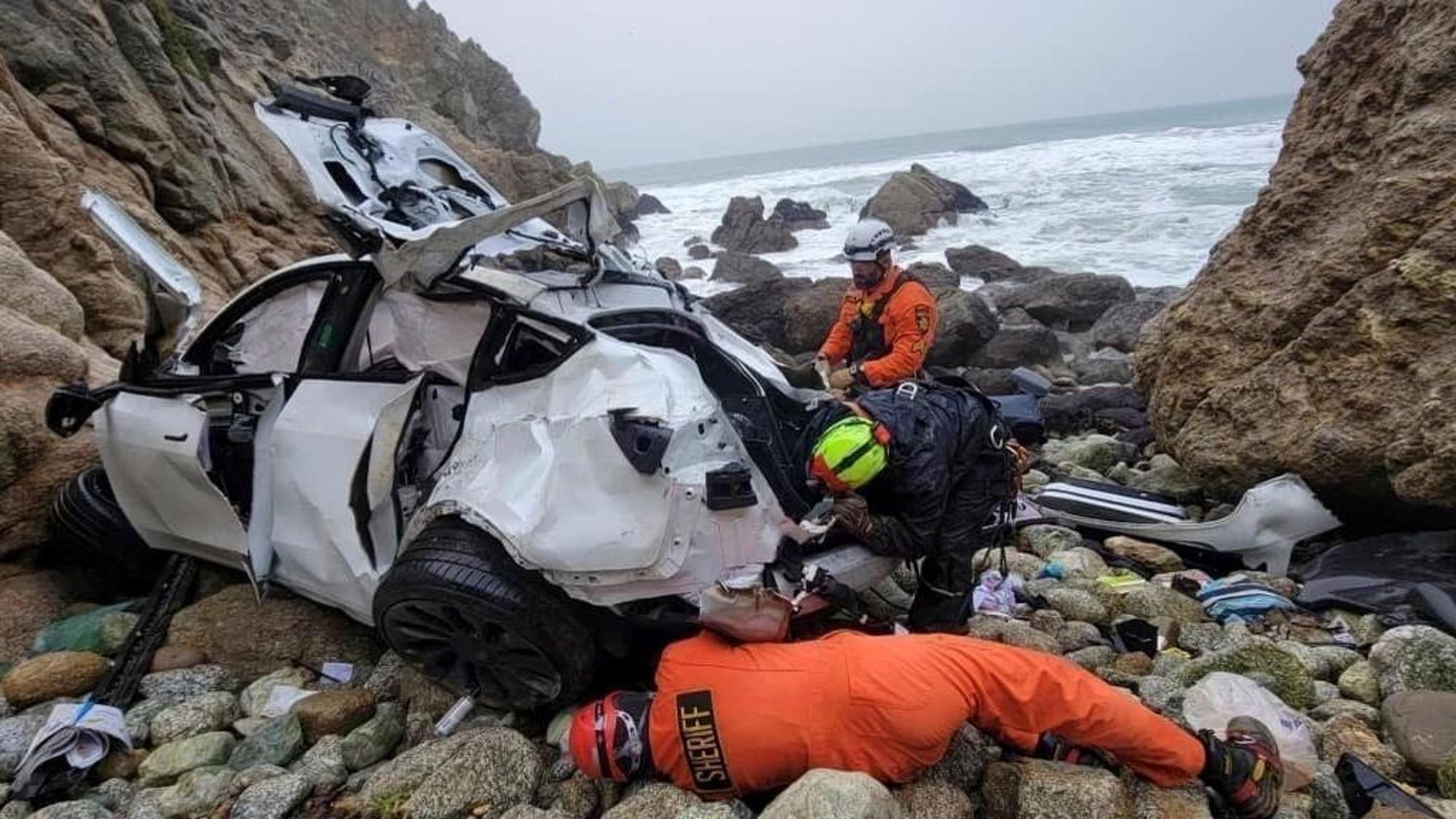 Rettungskräfte untersuchen ein Auto, das über eine Leitplankte gefahren ist und 75 Meter in die Tiefe stürzte.