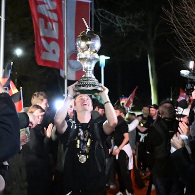 Ankunft der deutschen Nationalmannschaft in Köln nach dem WM-Triumph. Kapitän Mats Grambusch (l) hebt den Weltmeister-Pokal in die Höhe.
