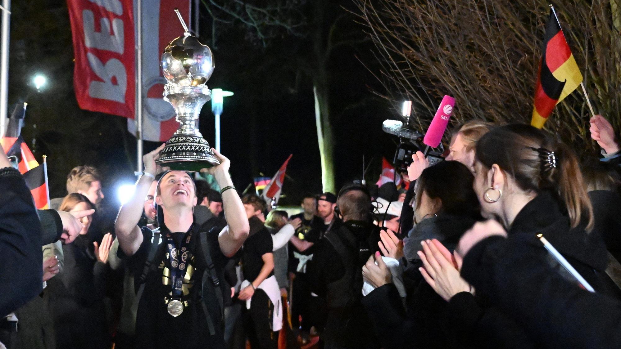 Ankunft der deutschen Nationalmannschaft in Köln nach dem WM-Triumph. Kapitän Mats Grambusch (l) hebt den Weltmeister-Pokal in die Höhe.