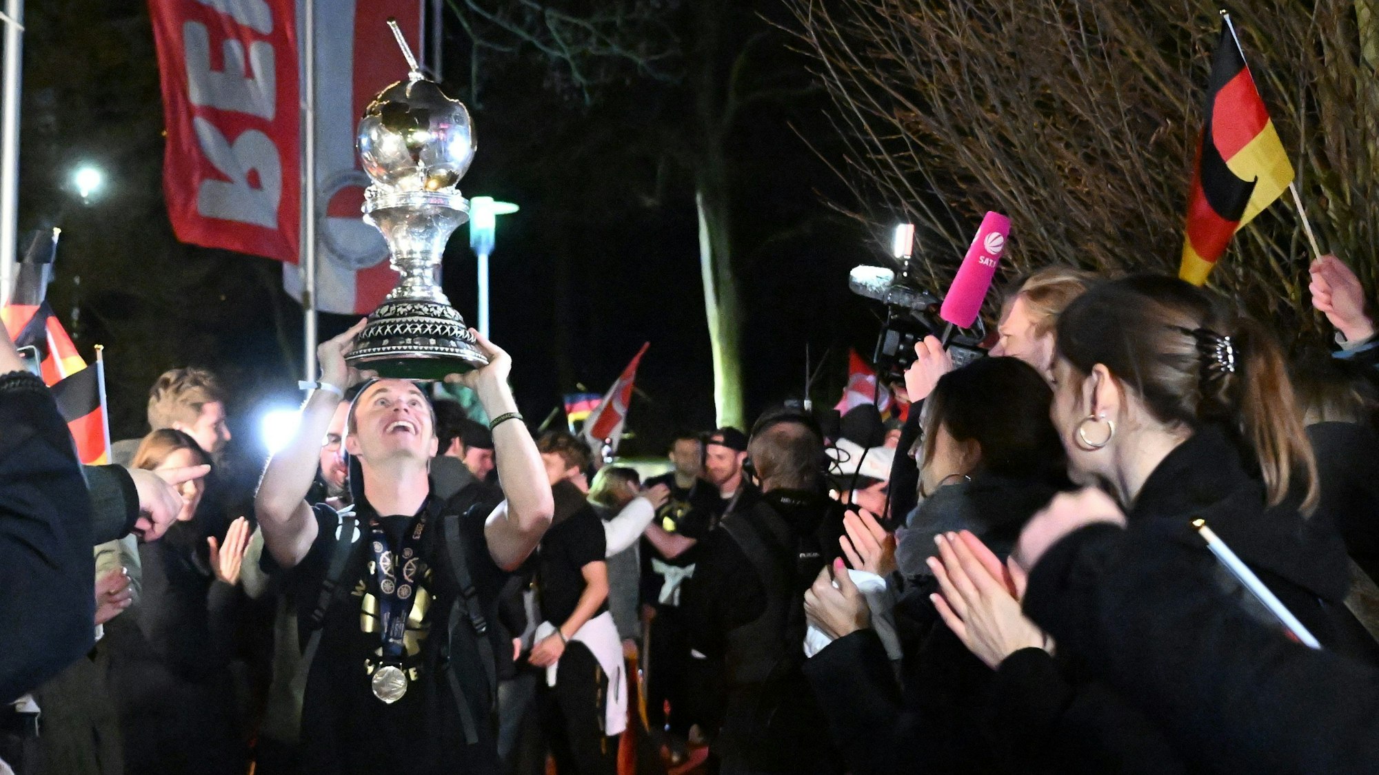 Ankunft der deutschen Nationalmannschaft in Köln nach dem WM-Triumph. Kapitän Mats Grambusch (l) hebt den Weltmeister-Pokal in die Höhe.