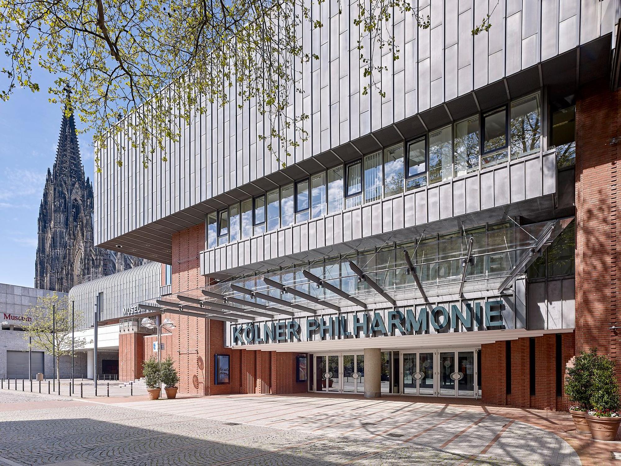 Vordach der Kölner Philharmonie mit Kölner Dom