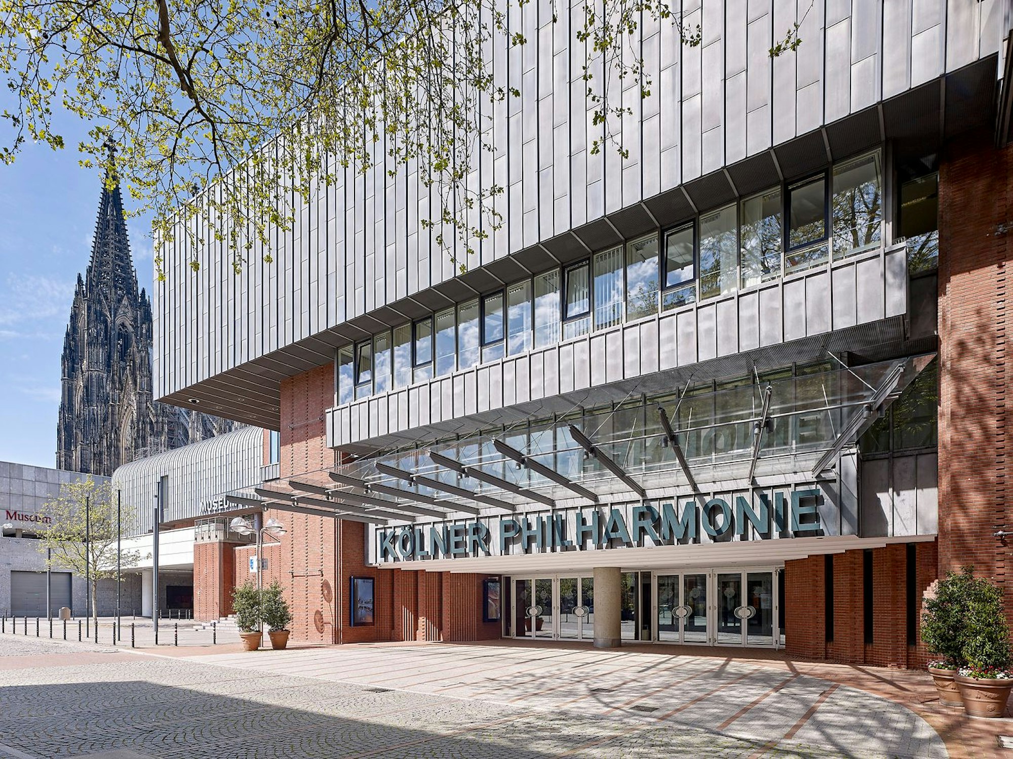 Vordach der Kölner Philharmonie mit Kölner Dom