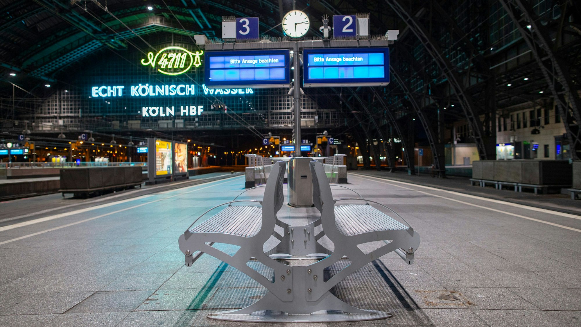 Auf einer Anzeigetafel wird im nahezu menschenleeren Kölner Hauptbahnhof auf die Einstellung des Zugverkehrs hingewiesen.