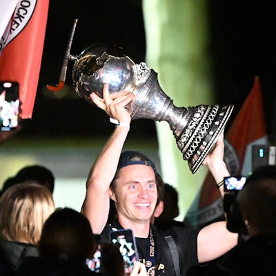 Mats Grambusch (mit Pokal) ist Kapitän der Weltmeister-Mannschaft und von Rot-Weiss Köln.