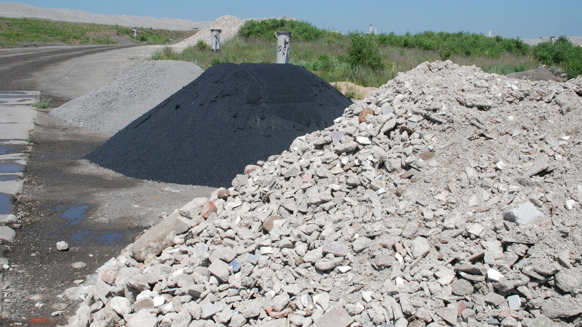 Mehrere Berge mit unterschiedlichem Schutt. RWE deponiert in der Ville keinen Schutt mehr. Er darf nur noch zum Wegebau verwertet werden.