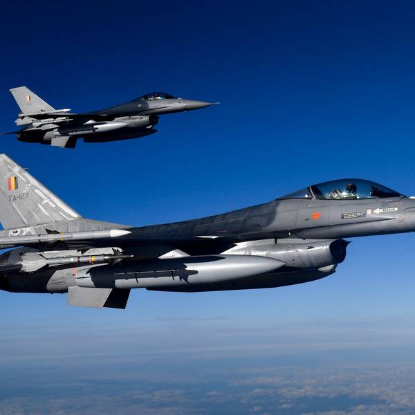 Zwei belgische F-16 Kampfflugzeuge bei der Luftraumüberwachung. Die Ukraine wünscht sich derartige Kampfjets zur Verteidigung gegen Russland. (Archivbild)