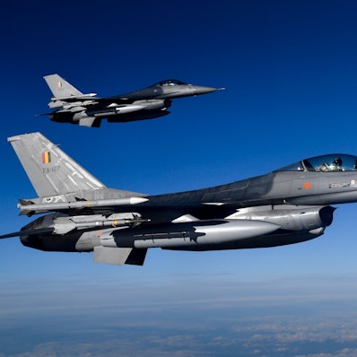 Zwei belgische F-16 Kampfflugzeuge bei der Luftraumüberwachung. Die Ukraine wünscht sich derartige Kampfjets zur Verteidigung gegen Russland. (Archivbild)