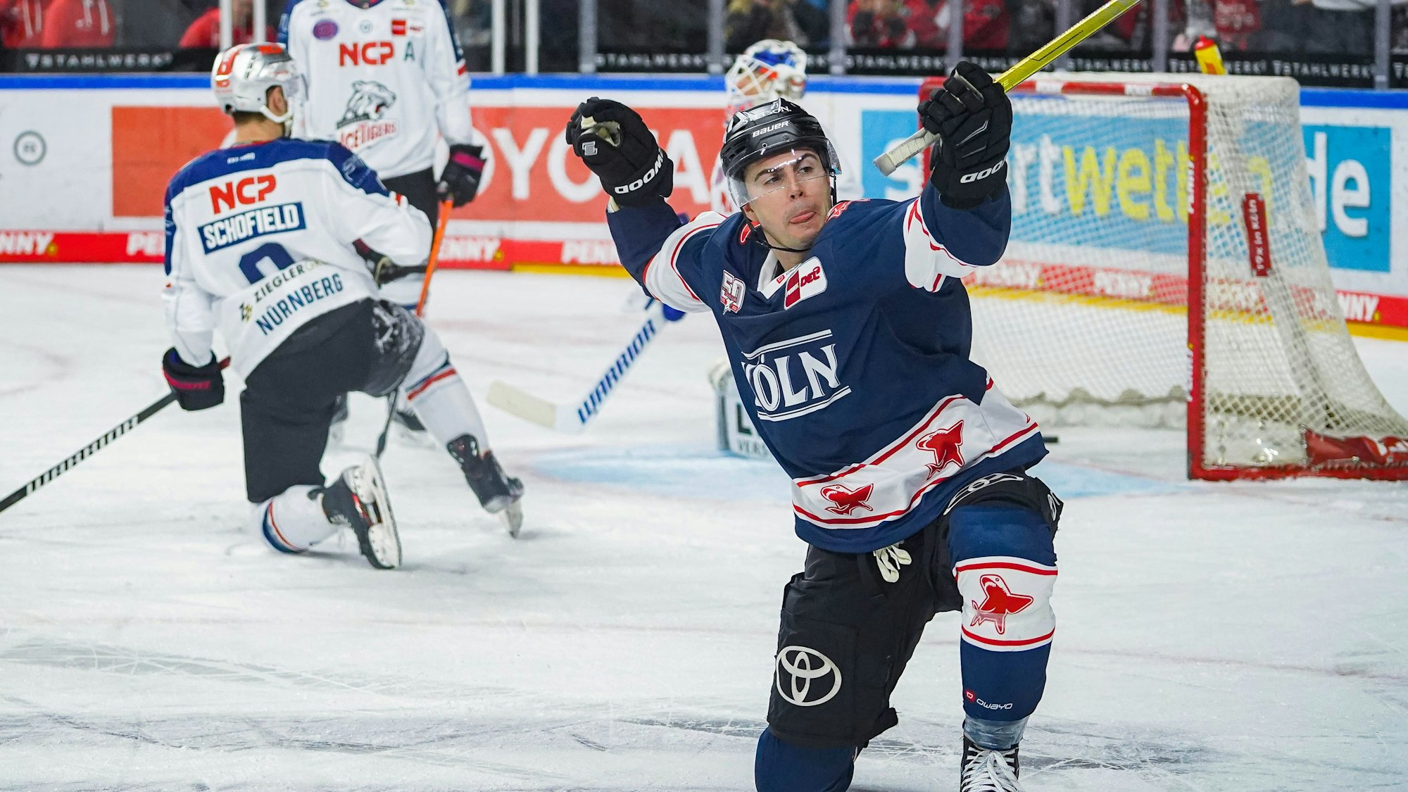 Kölner Hai Maximilian Kammerer bejubelt sein Siegtor zum 2:1 Sieg in der letzten Spielsekunde.