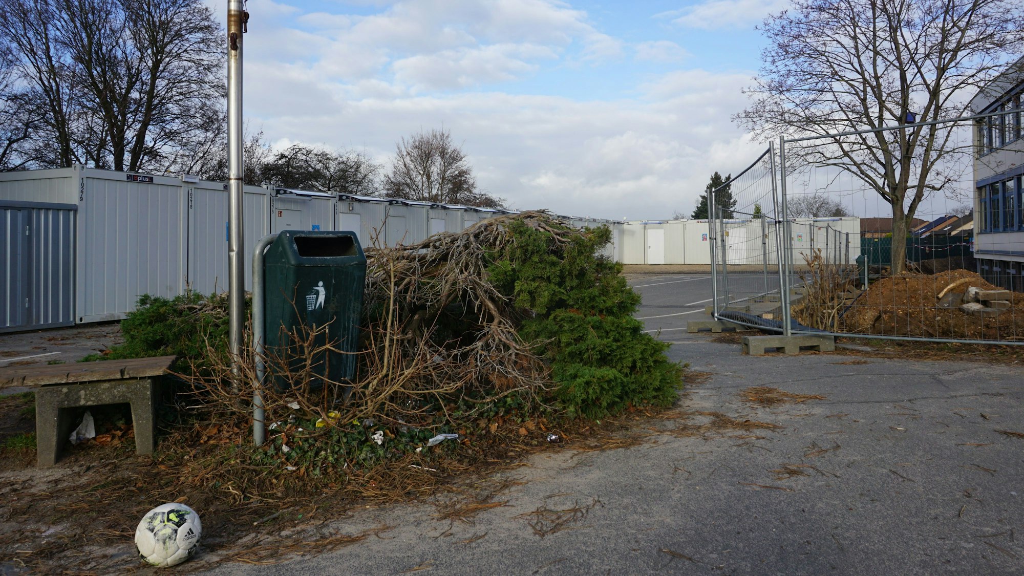 Bauzäune und Container bestimmen das Bild an der Grundschule in Weilerswist.