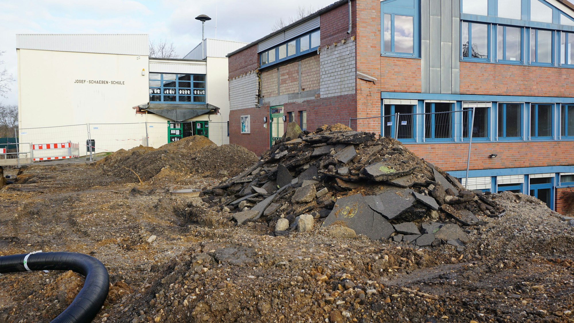 Eine Baustelle ist an der Josef-Schaeben-Schule in Weilerswist.