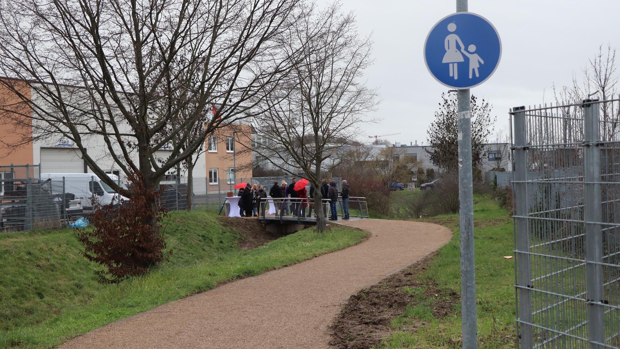 Das Foto zeigt die Eröffnung der neuen Carbon-Brücken in Wesseling. Einige Teilnehmer hatten ihren Schirm aufgespannt, weil es zu regnen begann.