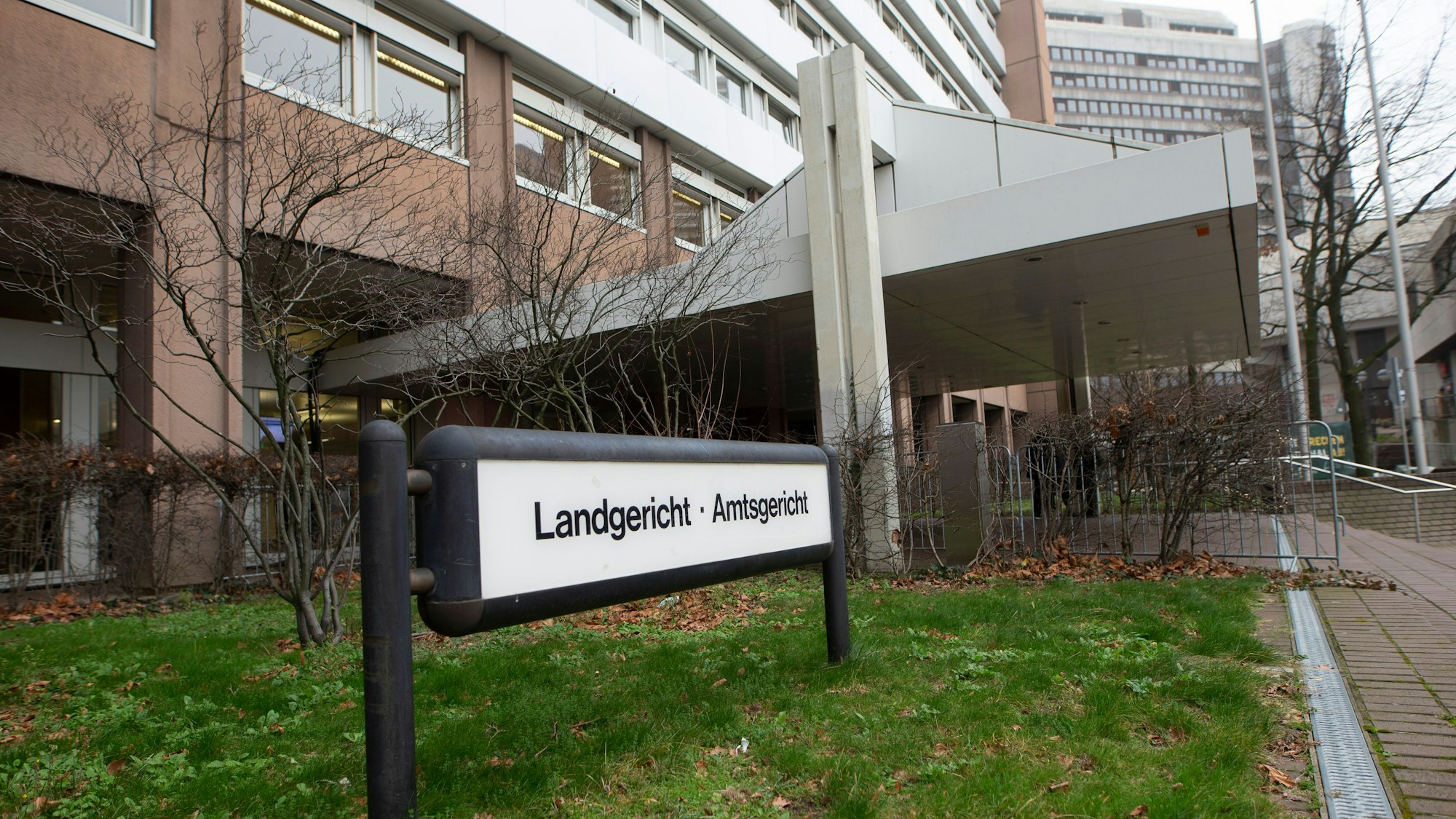 Das Foto zeigt den Eingang zum Landgericht und Amtsgericht auf dem Gelände des Justizzentrum Köln an der Luxemburger Straße.