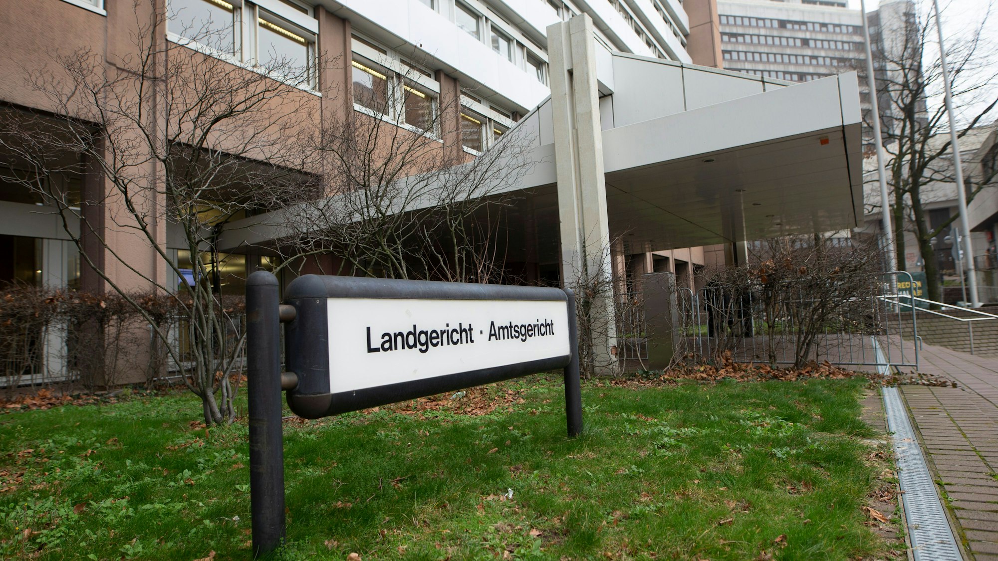 Der Eingang zum Landgericht und Amtsgericht auf dem Gelände des Justizzentrum Köln