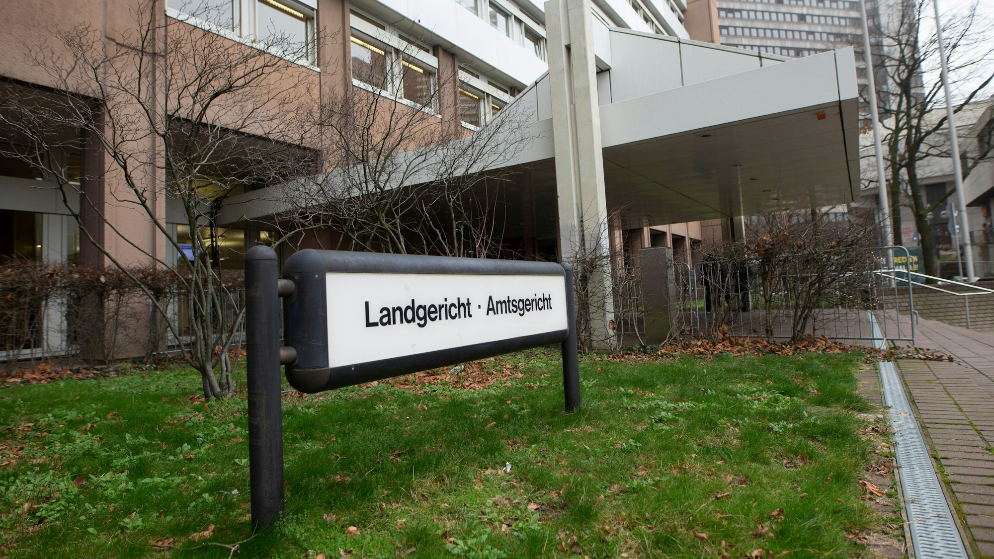 Der Eingang zum Landgericht und Amtsgericht auf dem Gelände des Justizzentrum Köln Luxemburger Straße.