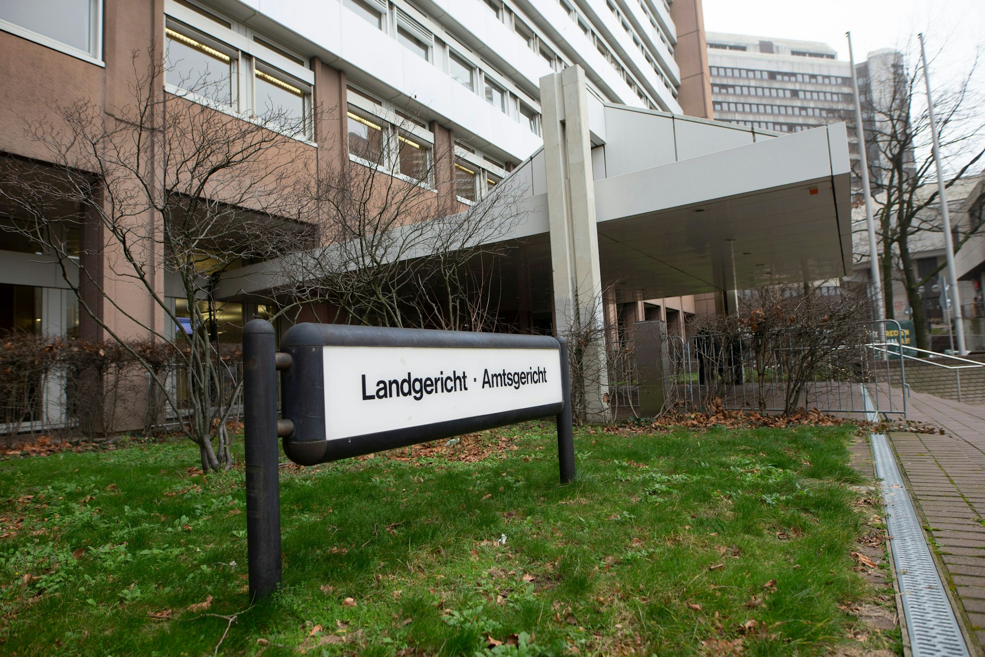 Der Eingang zum Landgericht und Amtsgericht auf dem Gelände des Justizzentrums in Köln.