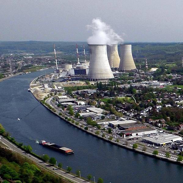 Das Atomkraftwerk Tihange steht am Ufer der Maas.