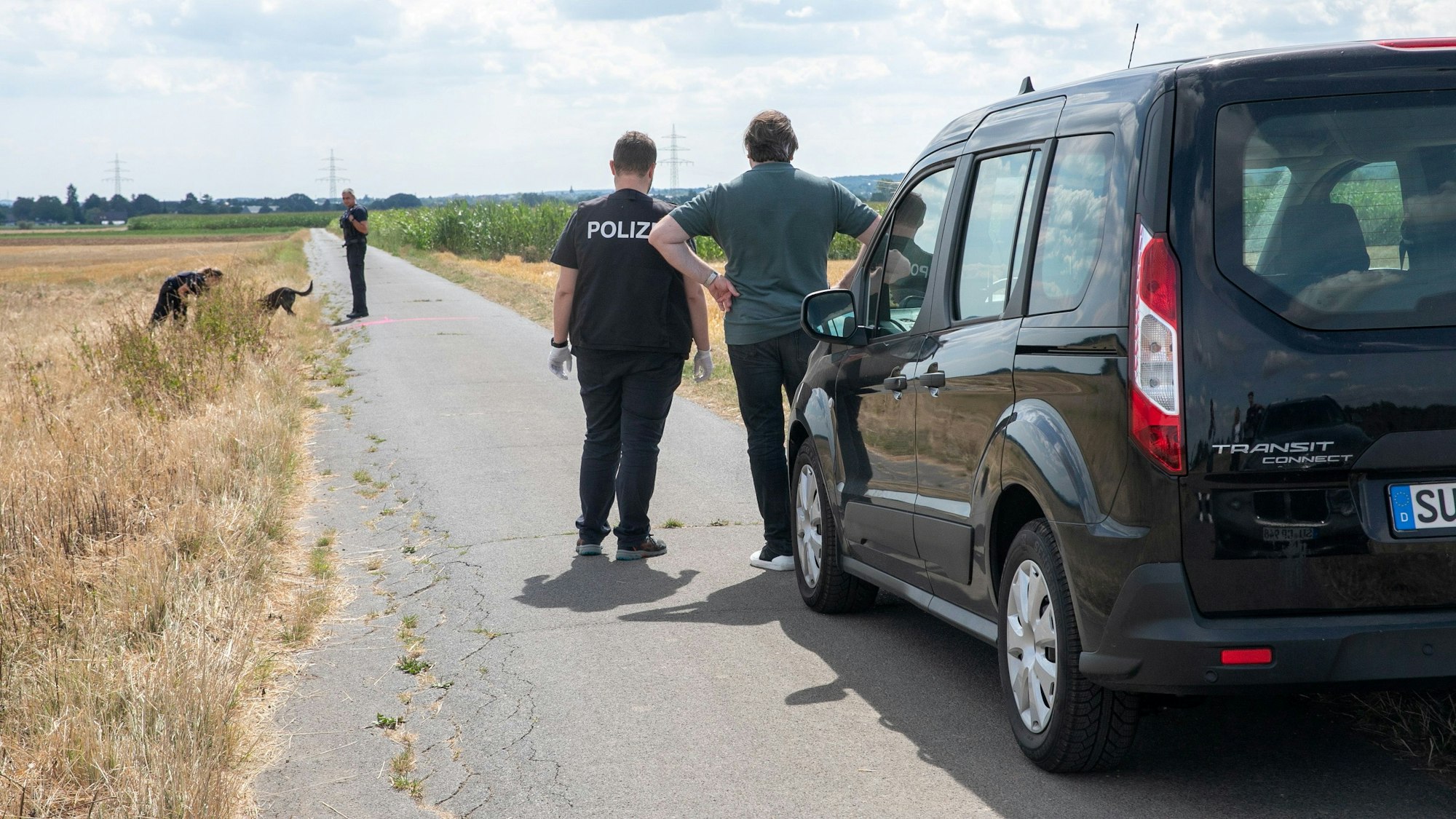 Essig Tatort - Polizei sucht Spuren nach der Abgabe von Schüssen auf einem Feldweg bei Swisttal-Essig