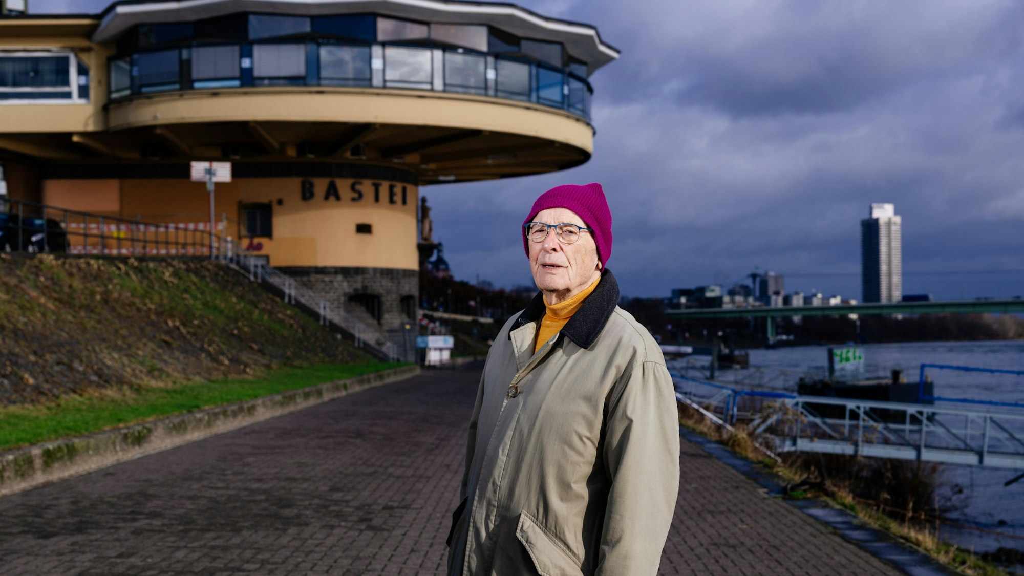Rundschau-Leser und Stahlbauer Karl Heinrich Dietermann steht vor der Bastei am Rhein.