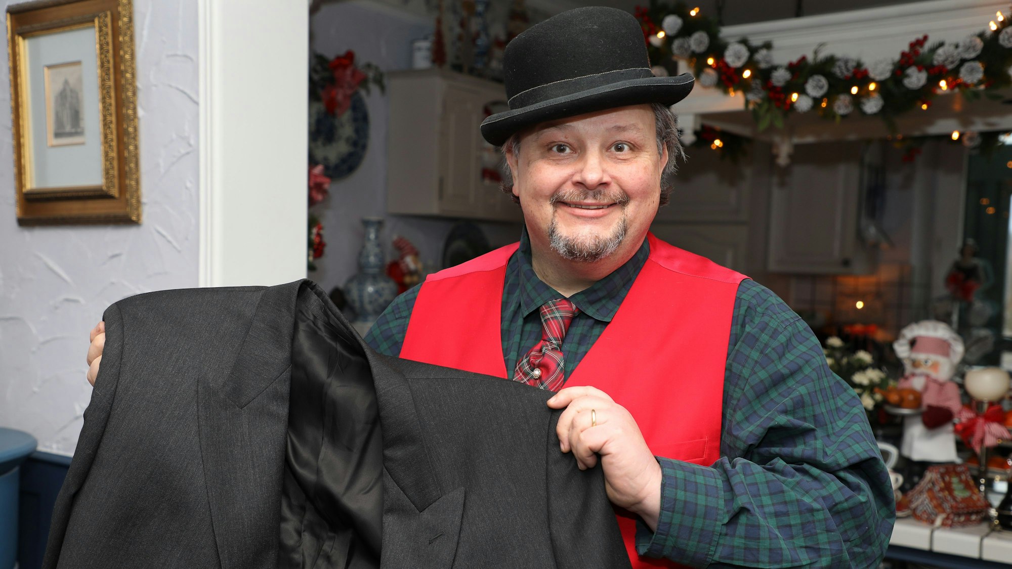 Thomas Cüpper hält ein schwarzes Sacko in der Hand.