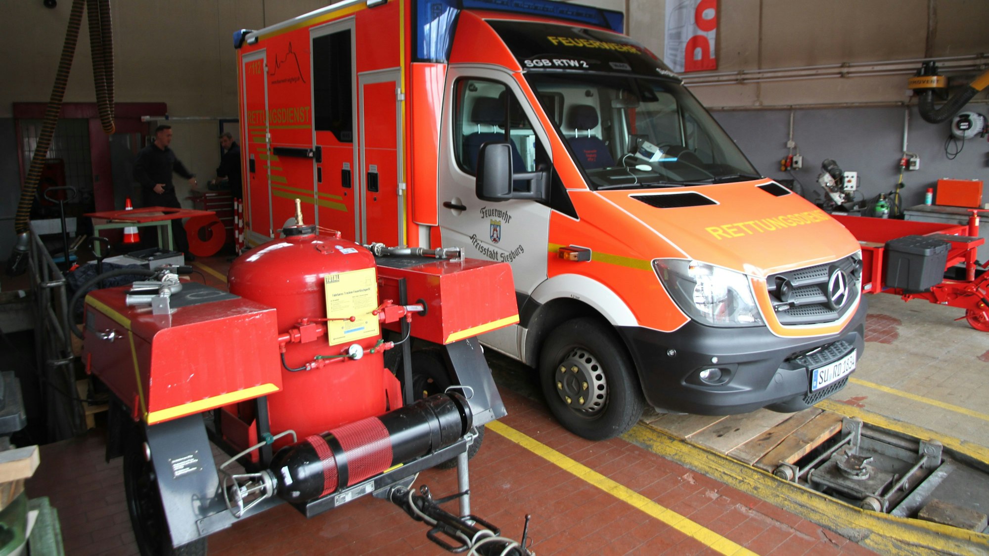 Feuerwache am Neuenhof, Rettungswagen in der Werkstatt.
