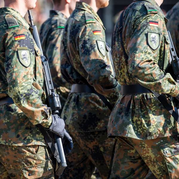 Soldaten der Bundeswehr laufen über den Appellplatz.