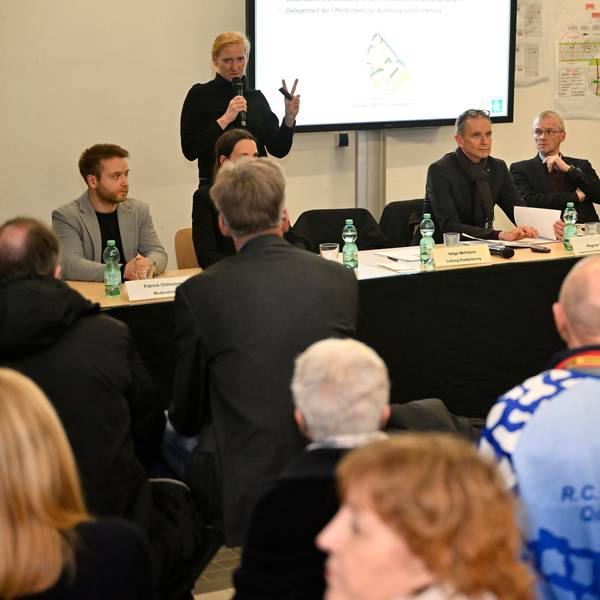 Auf der Infoveranstaltung der Stadt zum Neubau Feuerwache Süd sitzen viele Menschen im Publikum.