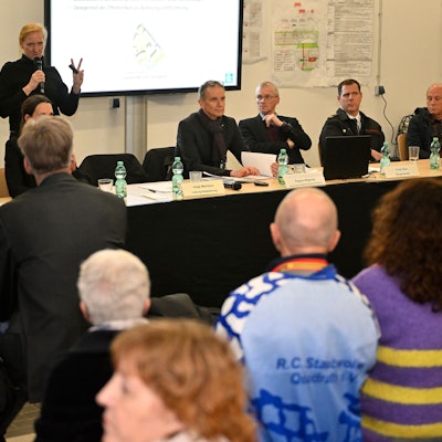 Auf der Infoveranstaltung der Stadt zum Neubau Feuerwache Süd sitzen viele Menschen im Publikum.