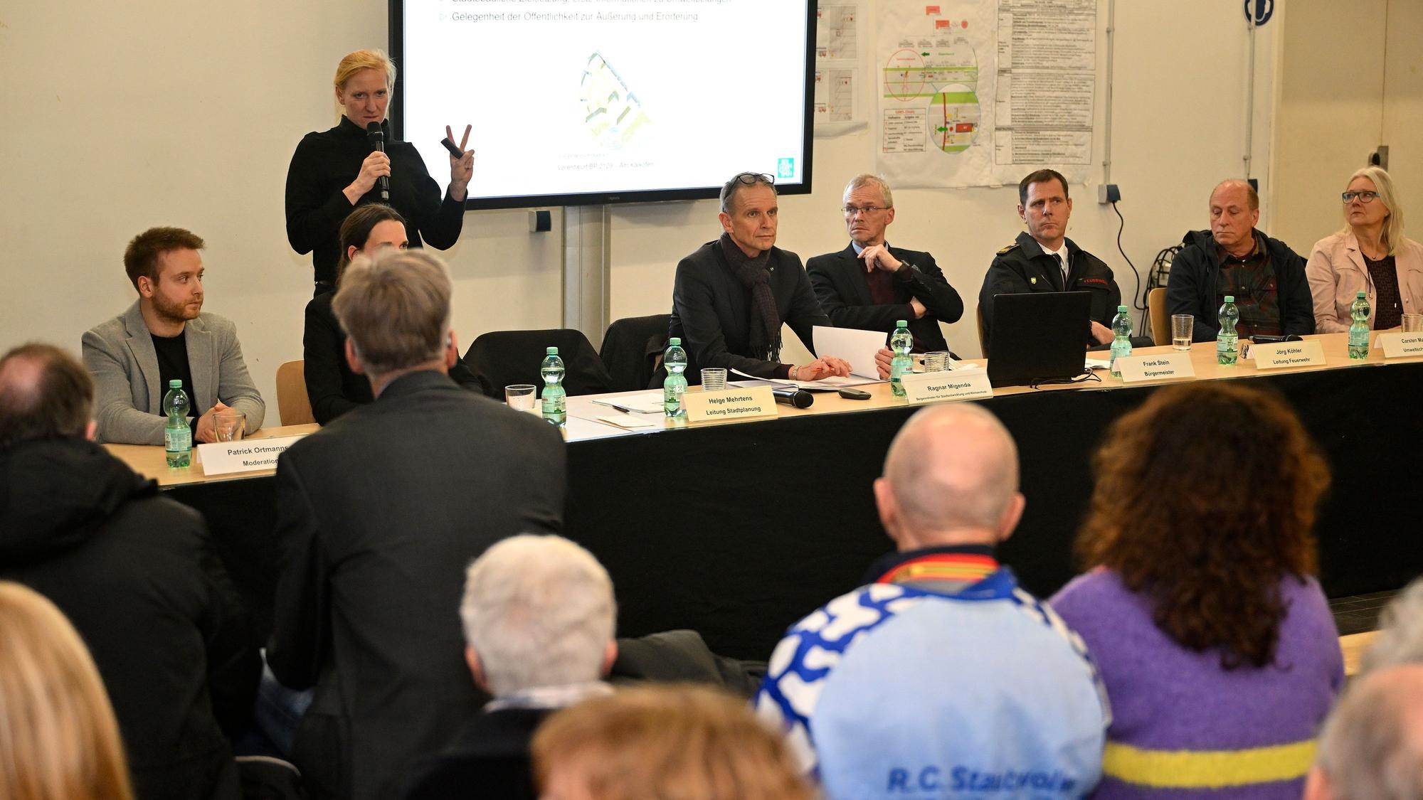 Über 100 Besucher kamen zur Infoveranstaltung der Stadt zur Feuer- und Rettungswache Süd.
