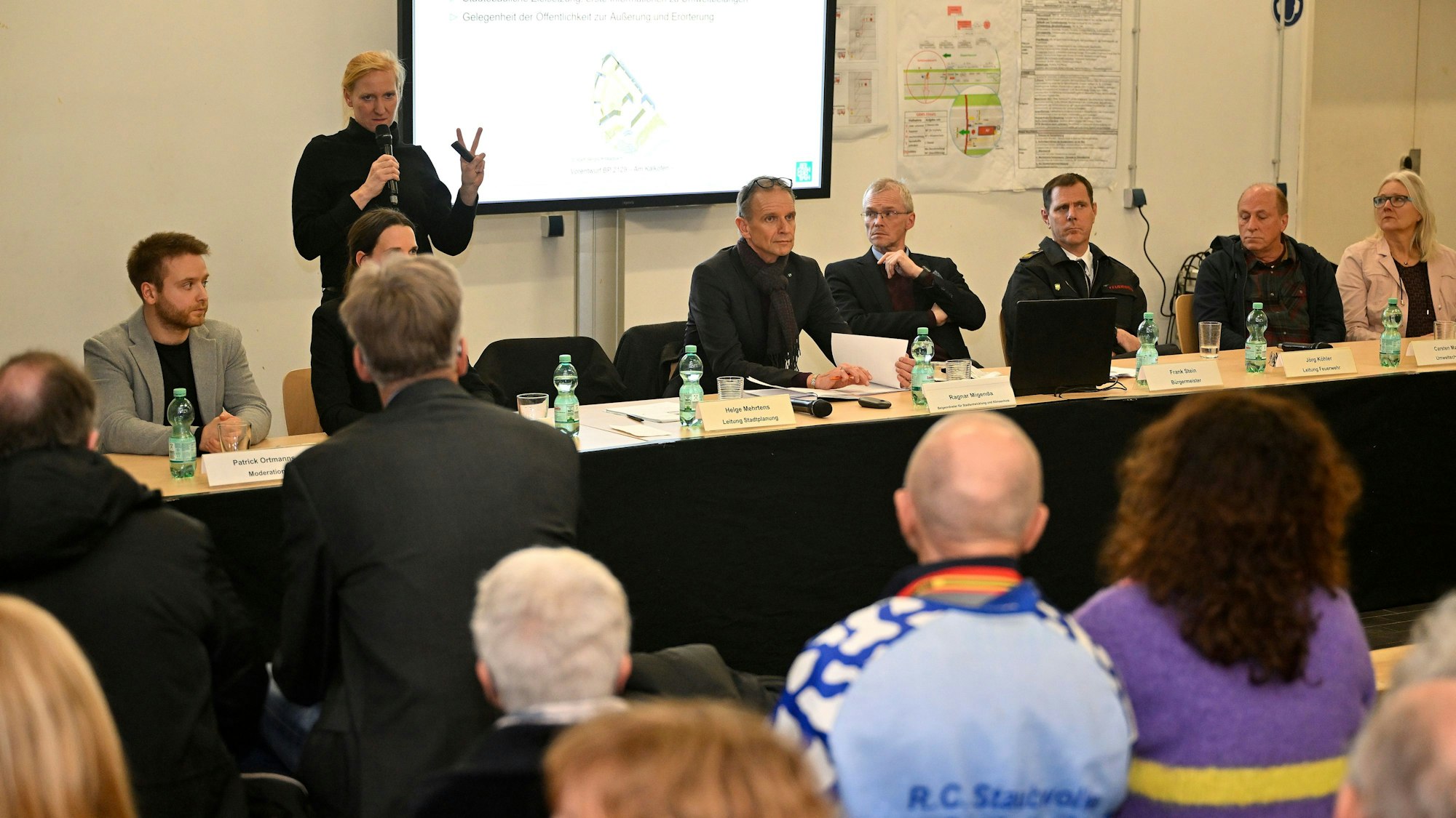Über 100 Besucher kamen zur Infoveranstaltung der Stadt zur Feuer- und Rettungswache Süd.