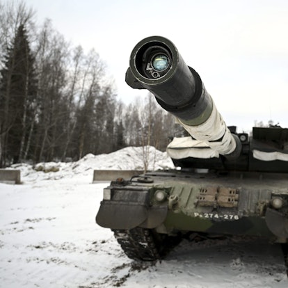 01.02.2023, Finnland, Hämeenlinna Parola: Ein Kampfpanzer von Typ Leopard 2A6 der finnischen Streitkräfte.
