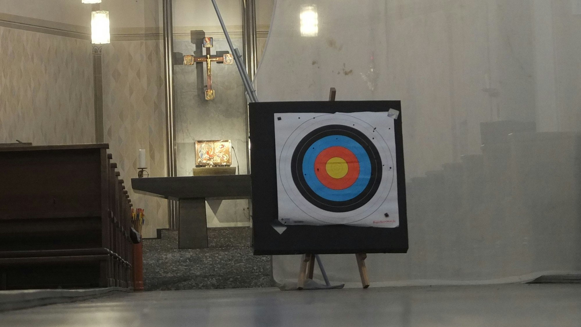 Zielscheibe, die vor einem erleuchteten Kirchenaltar steht